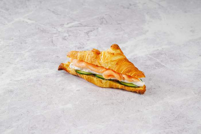 Круассан с лососем
