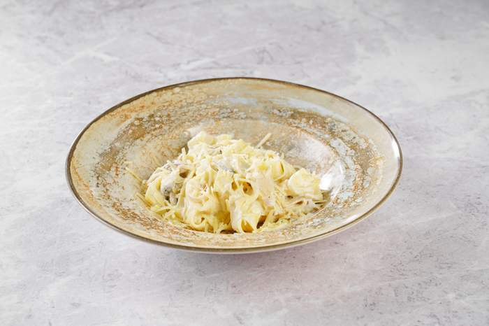 Феттучине с грибами и ветчиной