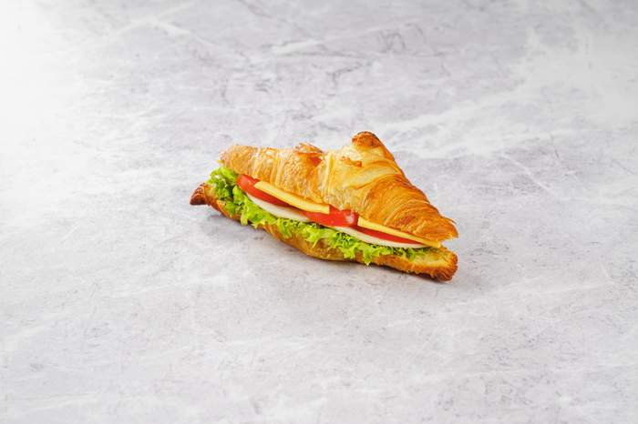 Круассан с ветчиной