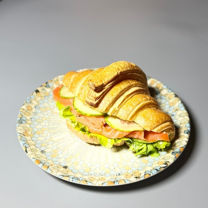 Круассан с лососем