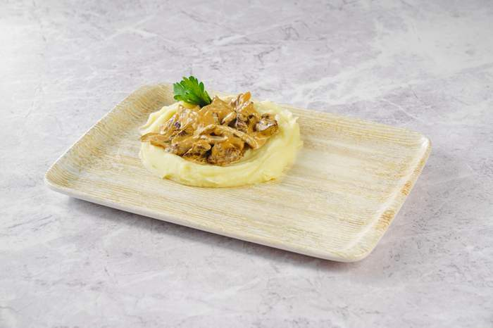 Бефстроганов с телятиной и картофельным пюре