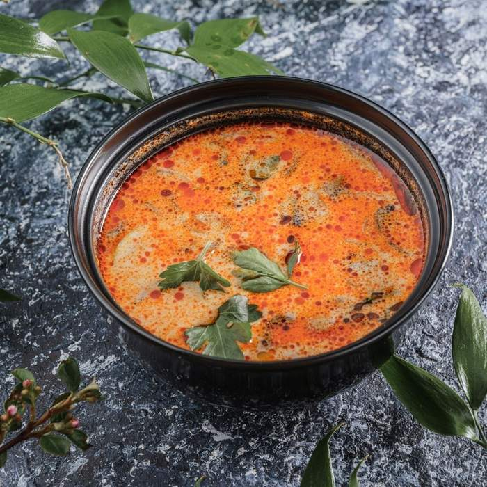 Том ям с лососем и креветка