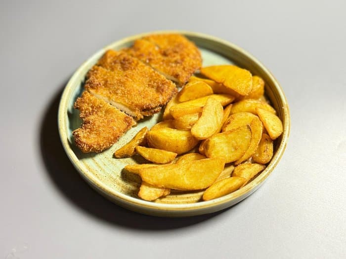 Шницель с картофельными дольками