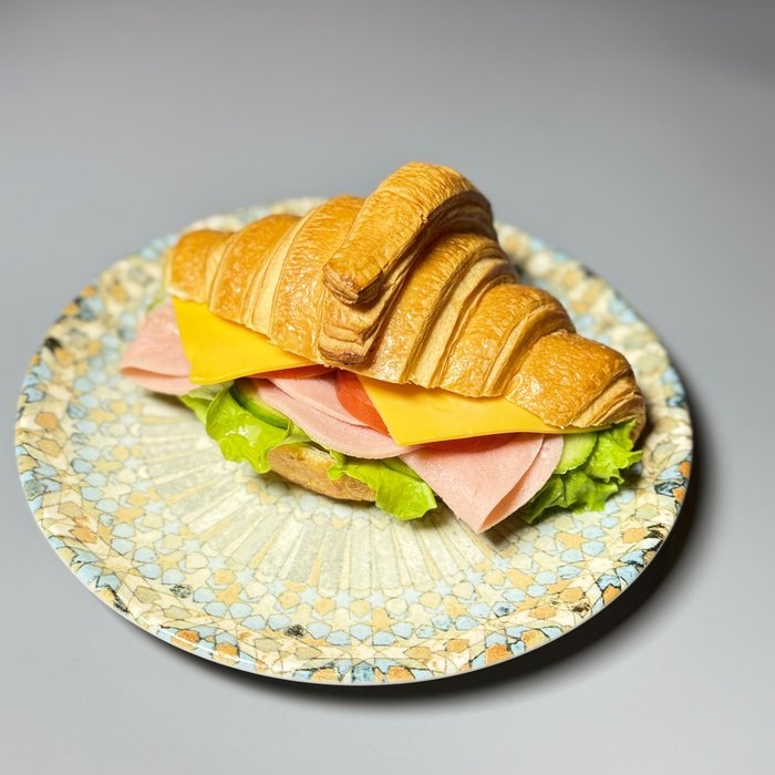 Круассан с ветчиной