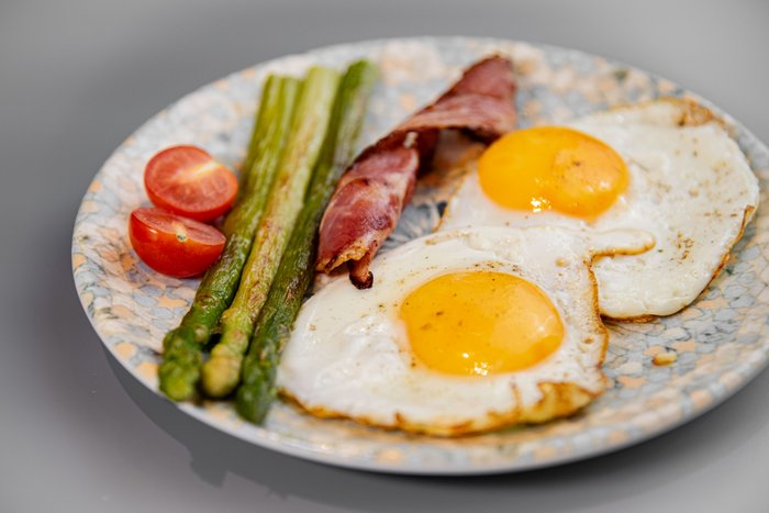 Глазунья с беконом