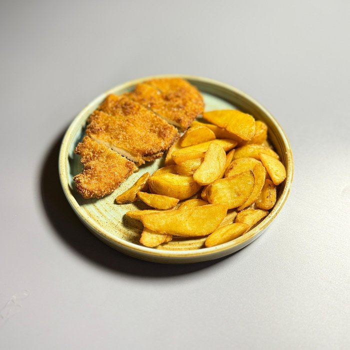 Шницель с картофельными дольками