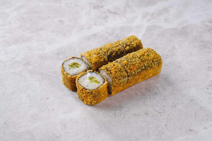 Жареный ролл с огурцом