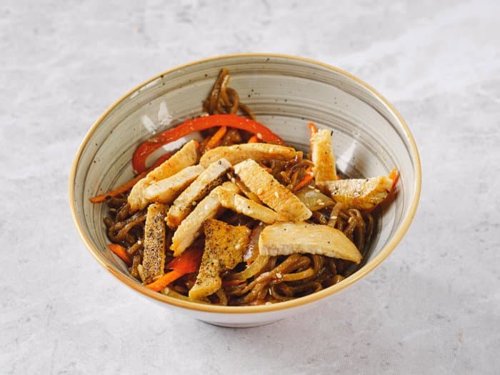Соба wok с курицей