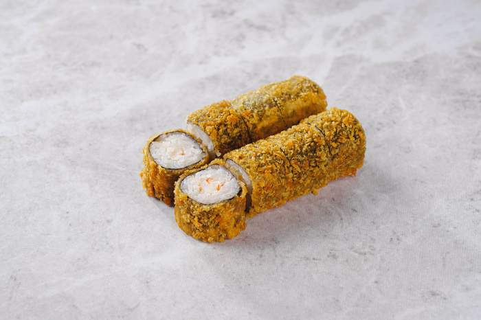 Жареный ролл с креветкой