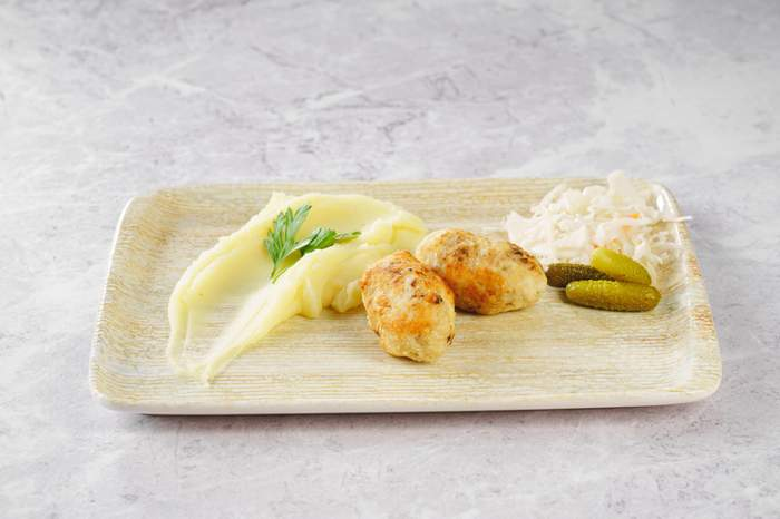 Пюре с куриной котлетой