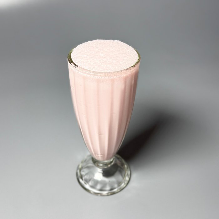 Молочный-клубничный