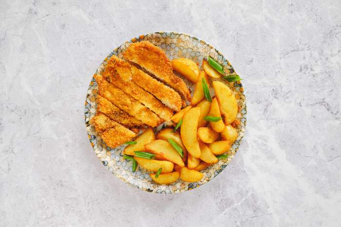 Шницель с картофельными дольками