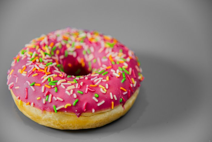 Донат с клубникой