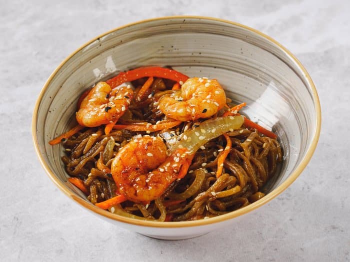 Соба wok с креветками