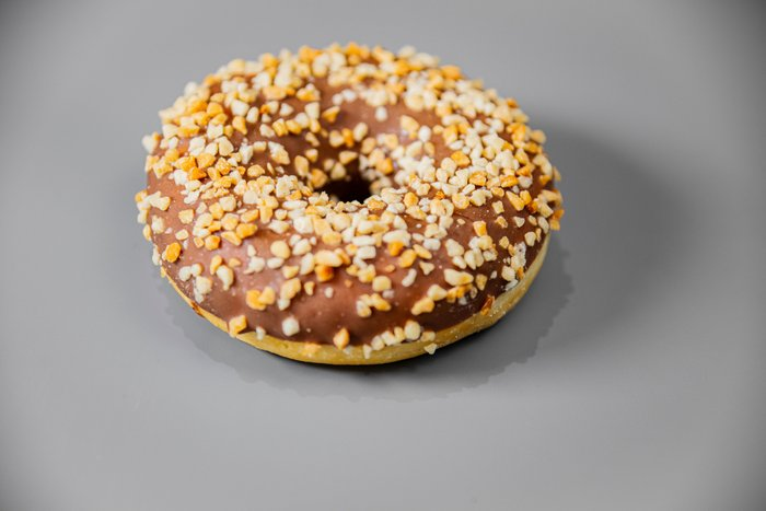 Донат с орехом